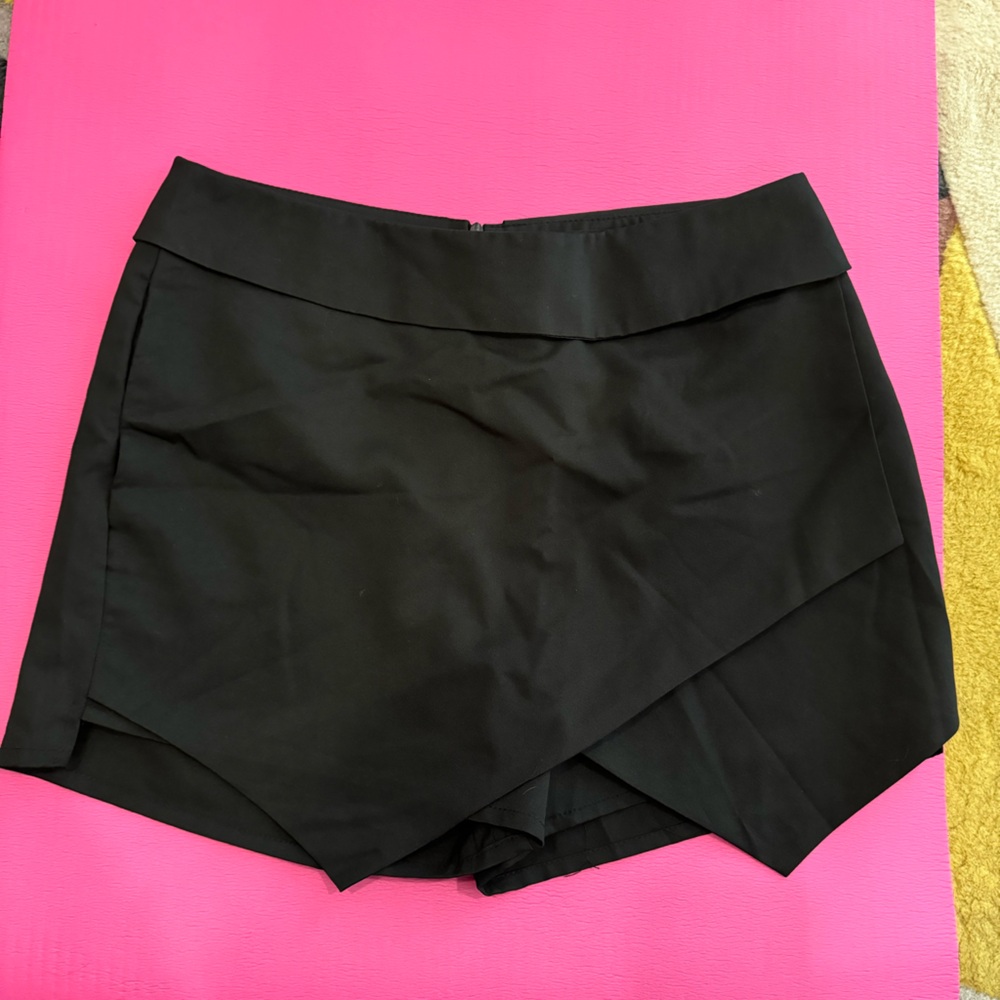 Charles Richard’s size L black shorts